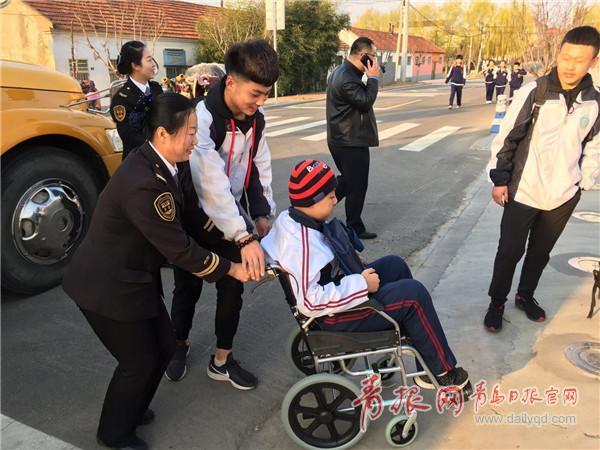 青岛这辆校车上多了台轮椅，背后竟藏着一个温情故事……