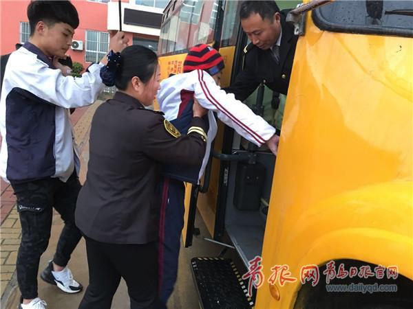 青岛这辆校车上多了台轮椅，背后竟藏着一个温情故事……