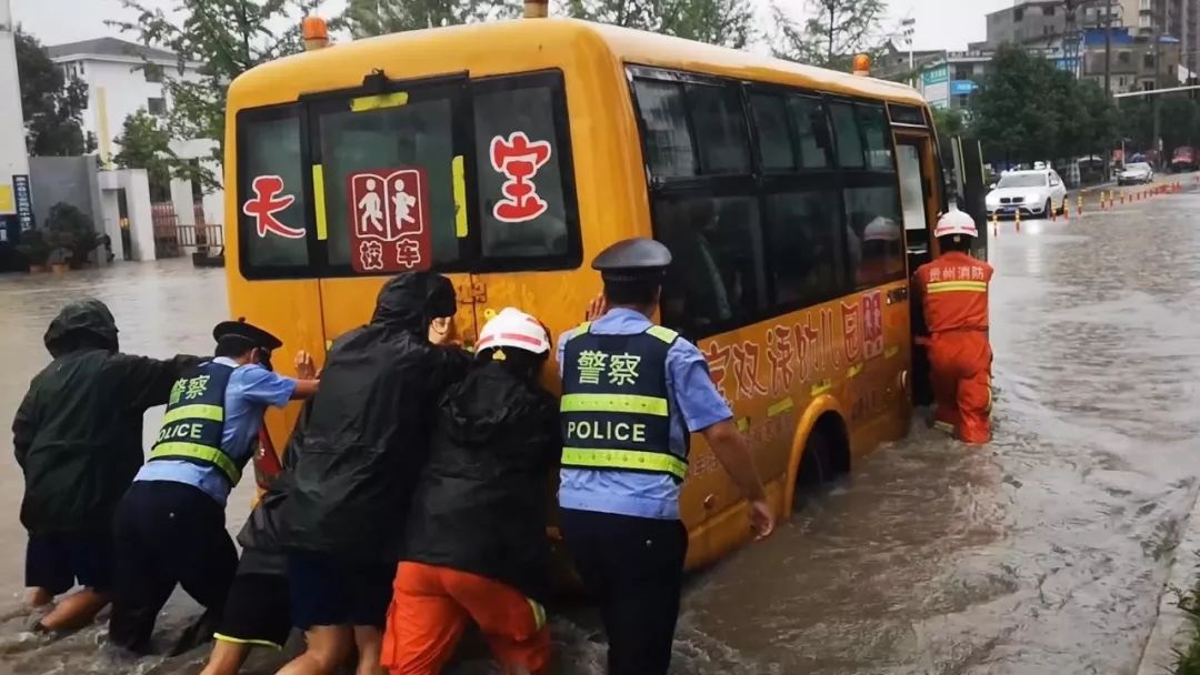 【暴雨致黔南这个幼儿园校车被困】消防紧急转移被困师生