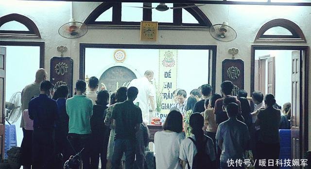 6岁男孩乘校车上学被遗忘在车里，下午被发现时已经死亡