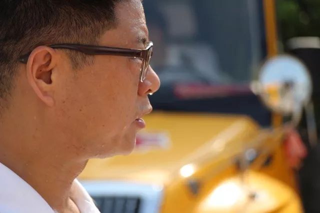 高温下的坚守：挥汗如雨的校车人