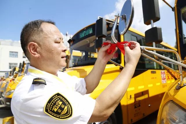 高温下的坚守：挥汗如雨的校车人