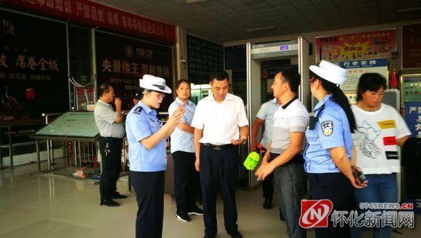 新晃交警深入客运企业、校车公司开展中秋节前安全隐患排查