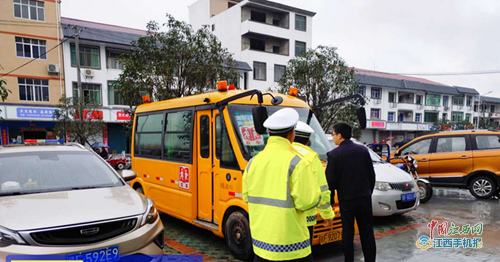广昌交警开展校车安全检查助力学校复学