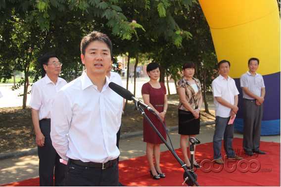 刘强东助力家乡教育 京东校车“开赴”宿迁