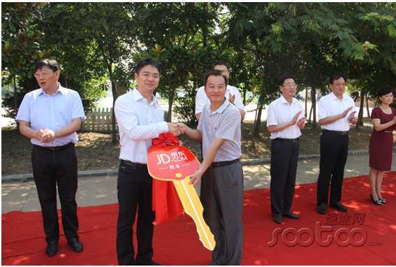 刘强东助力家乡教育 京东校车“开赴”宿迁