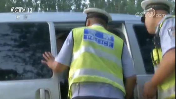 河北衡水黑校车严重超员7座塞进32人