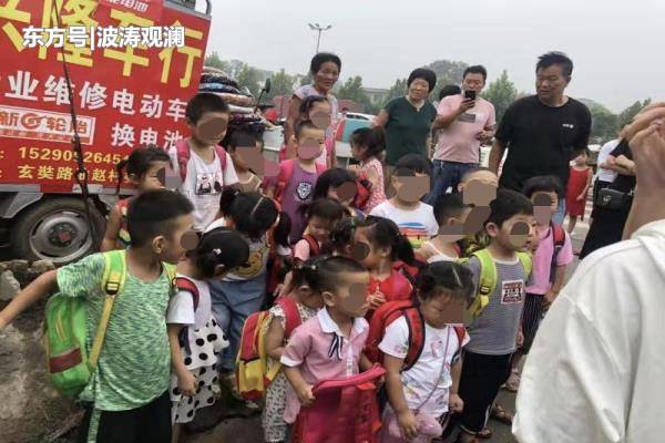 河南洛阳一严重超载“黑校车”被查