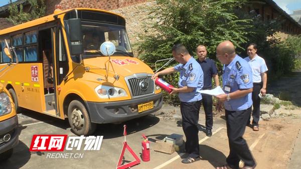 新田：全县校车“人车双检”迎开学