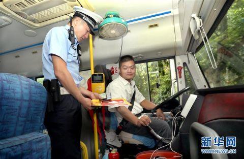 上海警方开展校车行驶安全检查