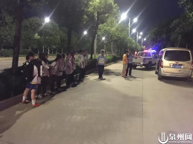 泉州一“黑校车”受家长委托接送学生 超员驾驶被查获