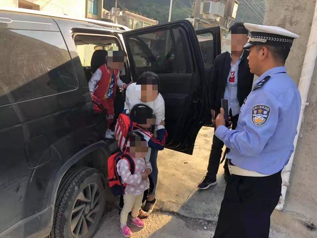 六枝交警查获一起“黑”校车，?？?万记6分