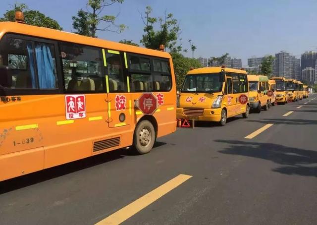 湘潭一校车司机酒驾心存侥幸“走捷径”，交警蜀黍：没想到吧？