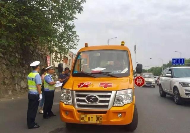 湘潭一校车司机酒驾心存侥幸“走捷径”，交警蜀黍：没想到吧？