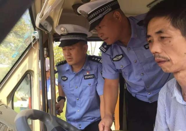 湘潭一校车司机酒驾心存侥幸“走捷径”，交警蜀黍：没想到吧？