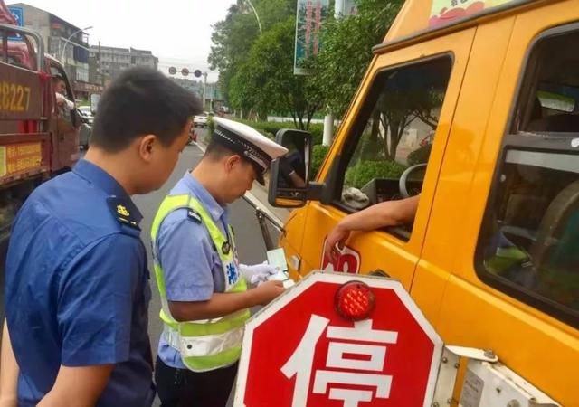 湘潭一校车司机酒驾心存侥幸“走捷径”，交警蜀黍：没想到吧？