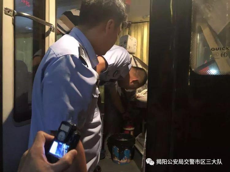 潮汕一校车被举报！为了赶时间便逆向行驶的行为让人后怕！