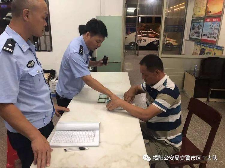 潮汕一校车被举报！为了赶时间便逆向行驶的行为让人后怕！