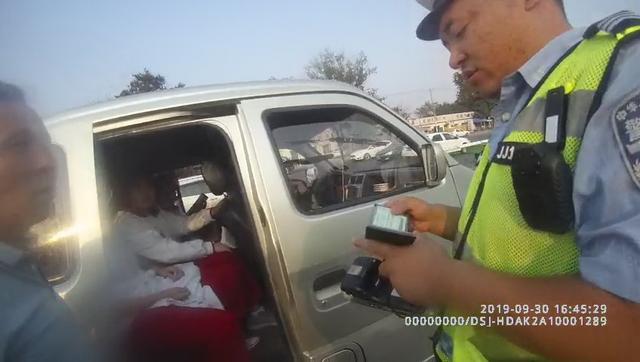 邯郸交警查获超员“黑校车” 驾驶人面临高额罚金