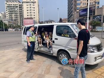 未取得校车标牌、超员、未随车携带驾驶证 漳州一“黑校车”被罚万元并扣分扣车