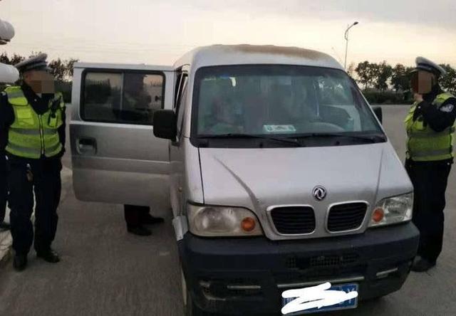 核载7人实载10人 一黑校车被东明交警?？钜煌蛴嘣? border=