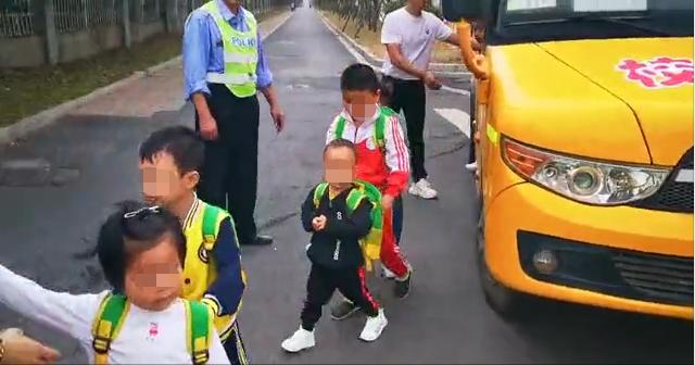 全部挤上了车？上饶一校车超员60%以上，驾驶员竟身兼两职