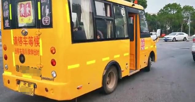 全部挤上了车？上饶一校车超员60%以上，驾驶员竟身兼两职