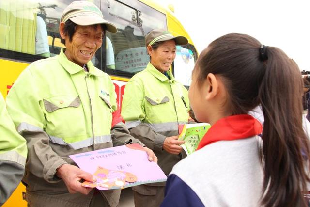 迎接环卫工人节，温馨校车向“城市美容师”致敬