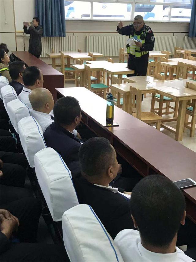 【冬季校车安全牵挂人心，朝阳交警上门宣传得民心】
