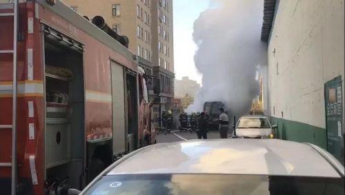 惊险！延吉一司机用明火暖车，将校车烧成空壳！