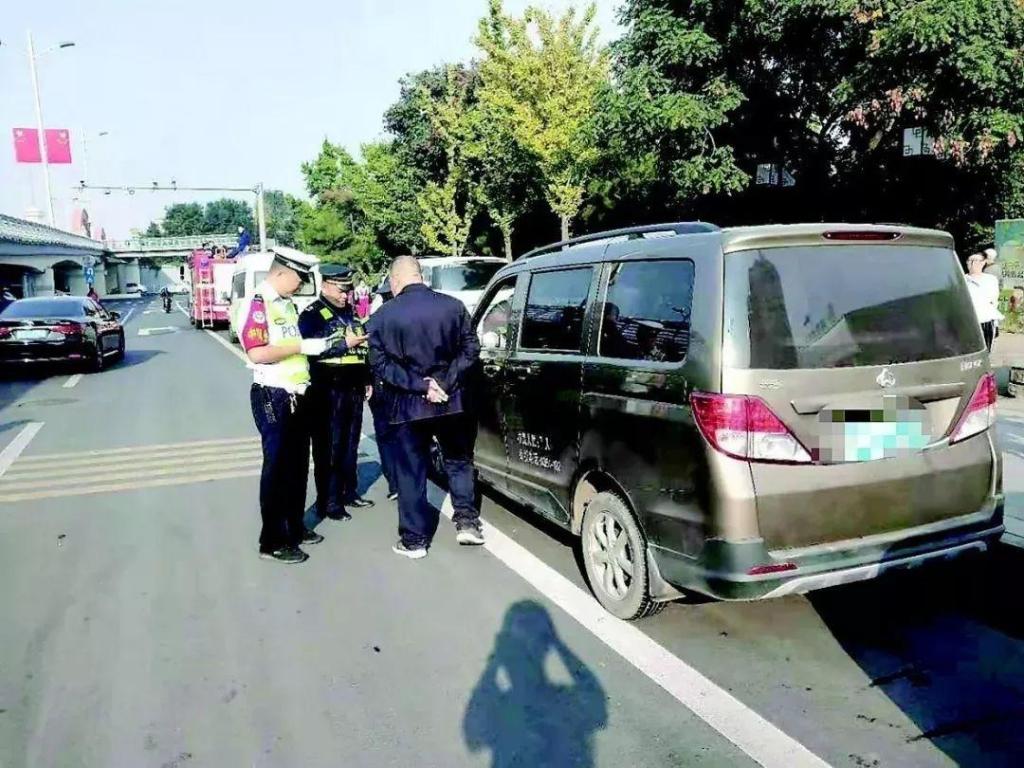 太原交警查处多辆“黑校车”，发现疑似情况打122举报！