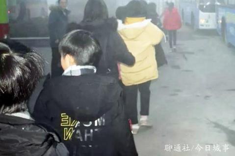 聊城一辆普通客车接送学生遭举报，茌平开出首张“黑校车”罚单