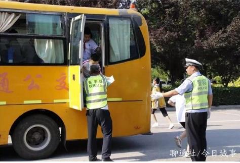聊城一辆普通客车接送学生遭举报，茌平开出首张“黑校车”罚单