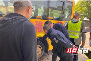 株洲石峰交警：多部门联动整治校车“顽瘴痼疾”