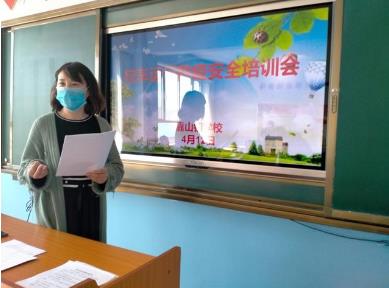 辽宁省开原市靠山镇学校打好校车安全“防疫针”