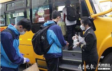 开学护航｜专人专车专线专座，交运八辆“大鼻子”送百余学子上学